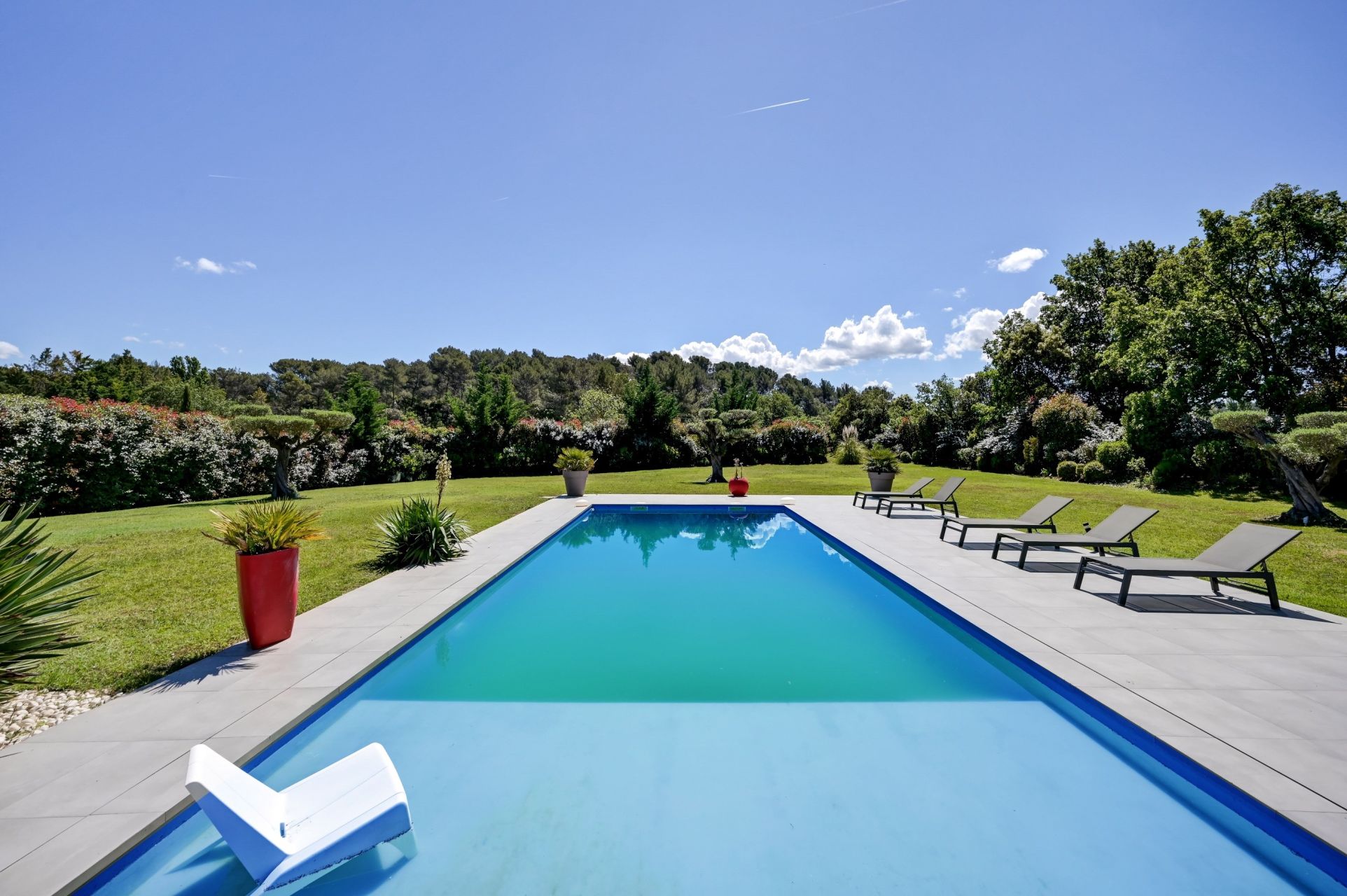 house 9 Rooms for sale on MEYREUIL (13590)