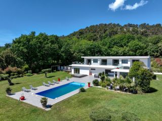 house 9 Rooms for sale on MEYREUIL (13590)