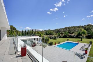 house 9 Rooms for sale on MEYREUIL (13590)