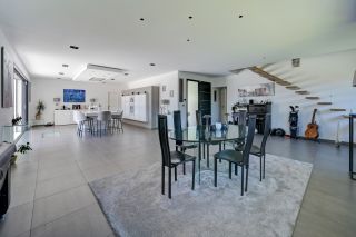 house 9 Rooms for sale on MEYREUIL (13590)