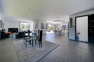 house 9 Rooms for sale on MEYREUIL (13590)