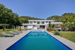 house 9 Rooms for sale on MEYREUIL (13590)