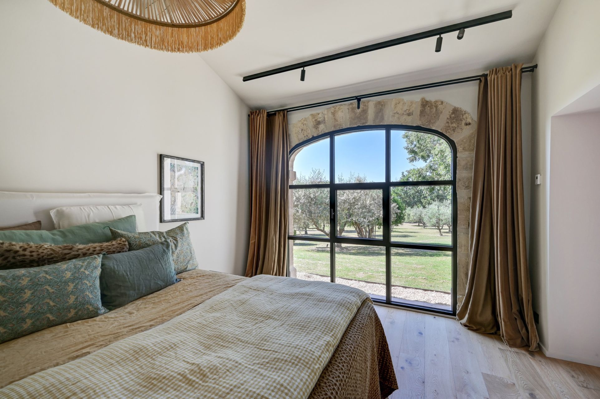 house 8 Rooms for sale on AIX EN PROVENCE (13100)