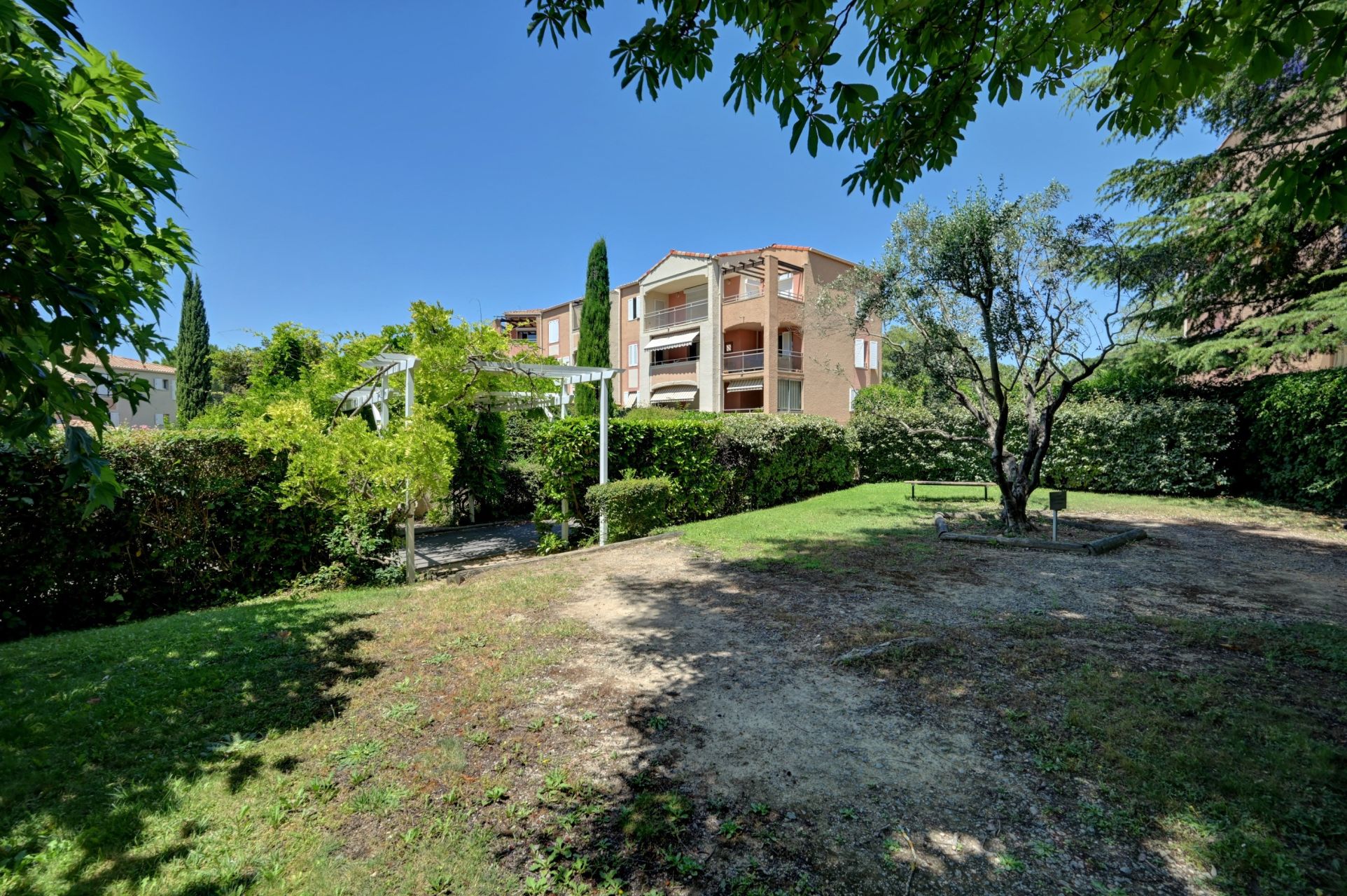 apartment 4 Rooms for sale on AIX EN PROVENCE (13100)