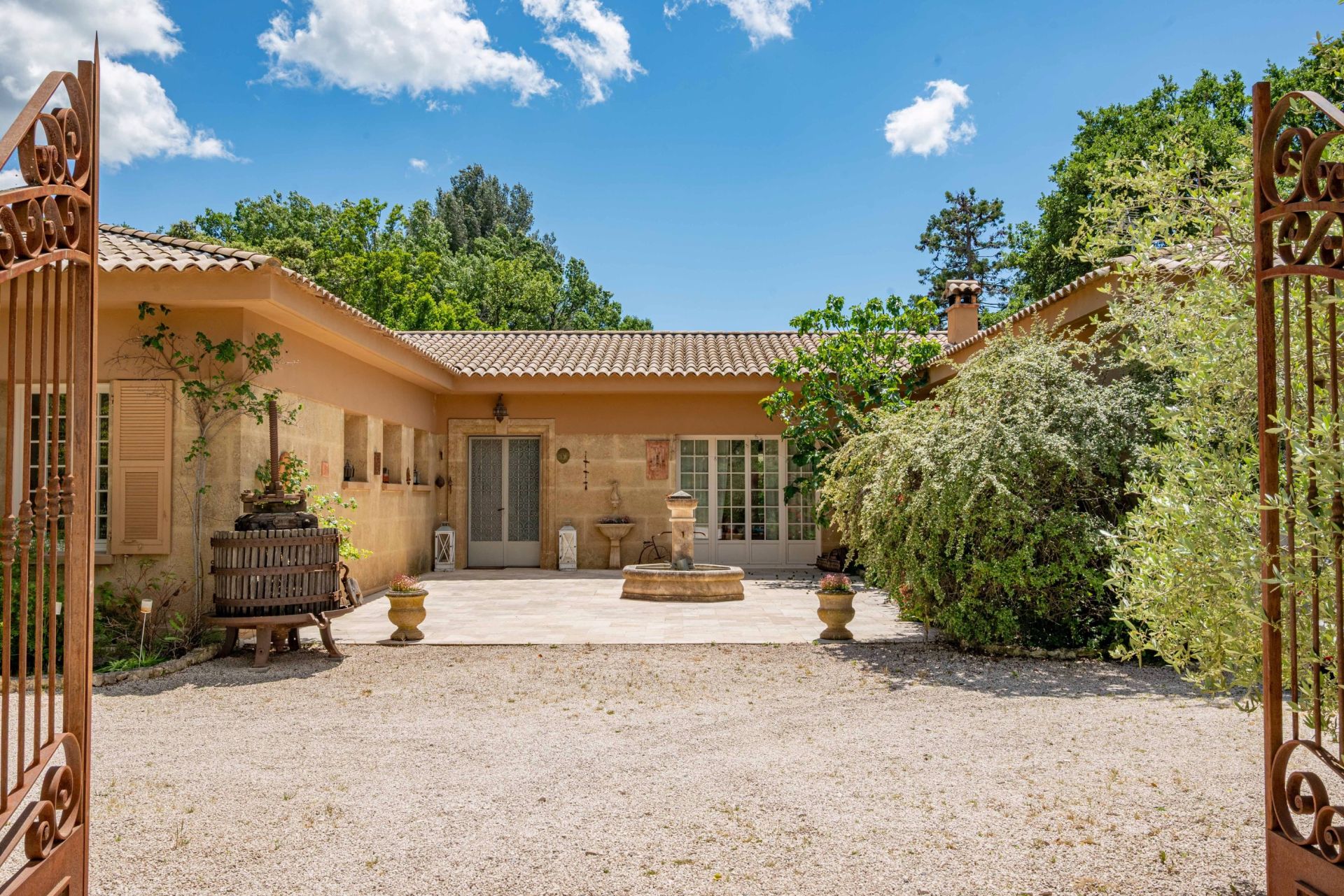 house 7 Rooms for sale on AIX EN PROVENCE (13100)