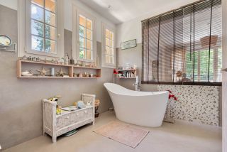 house 7 Rooms for sale on AIX EN PROVENCE (13100)