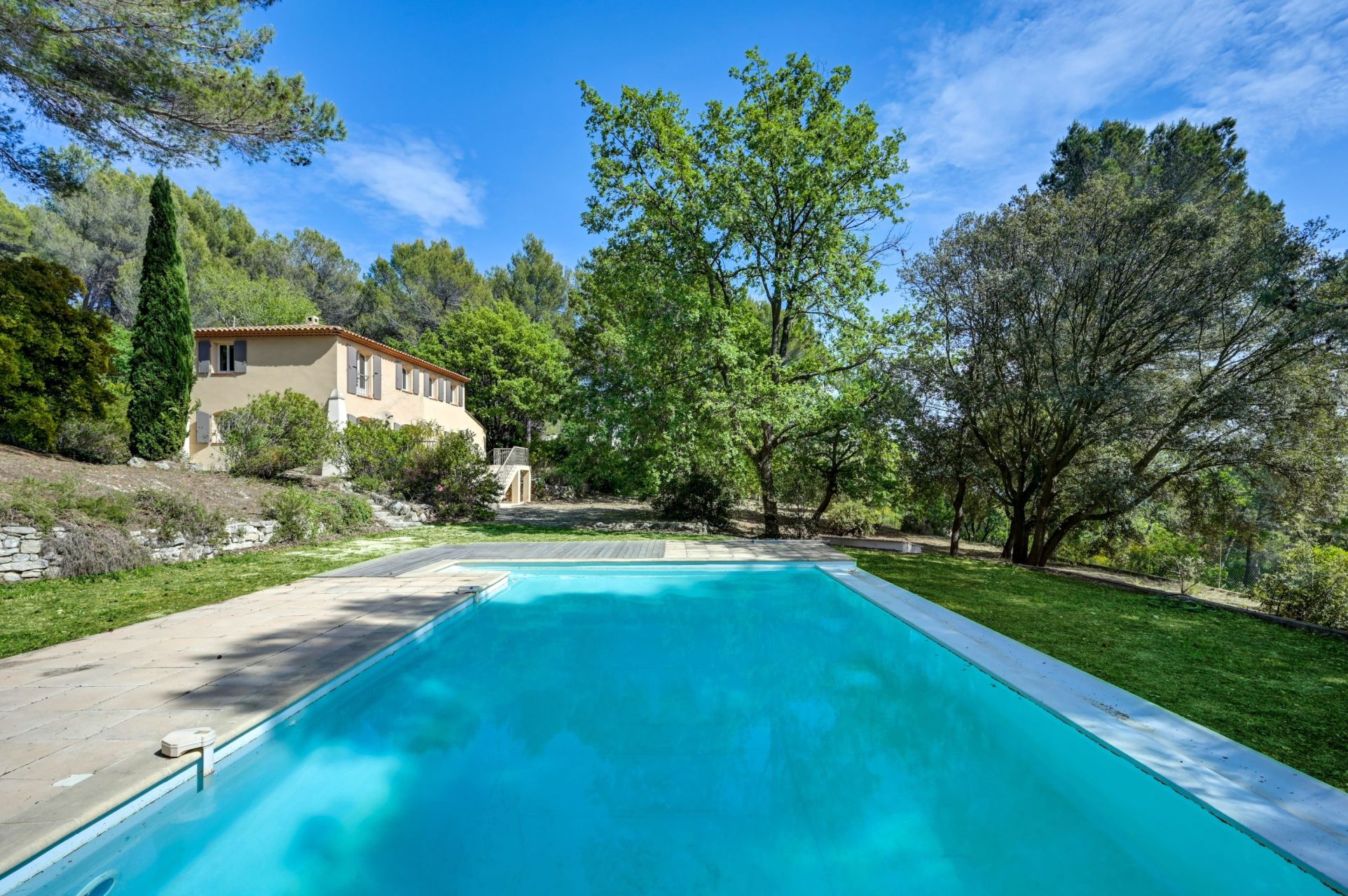 house 6 Rooms for sale on EGUILLES (13510)