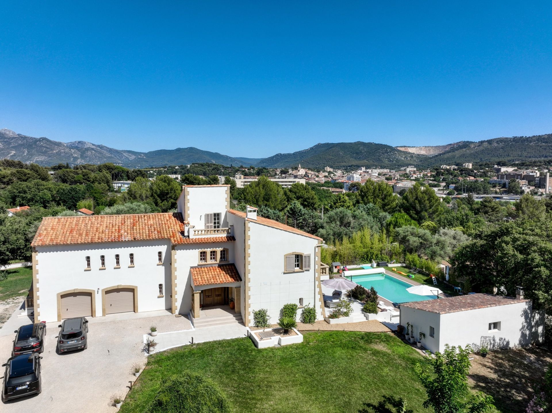 house 10 Rooms for sale on AUBAGNE (13400)