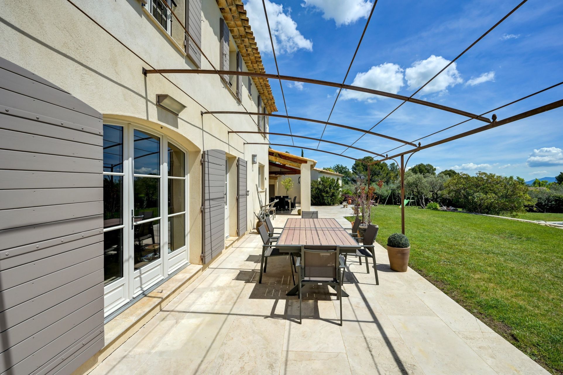 maison 8 Pièces en vente sur EGUILLES (13510)