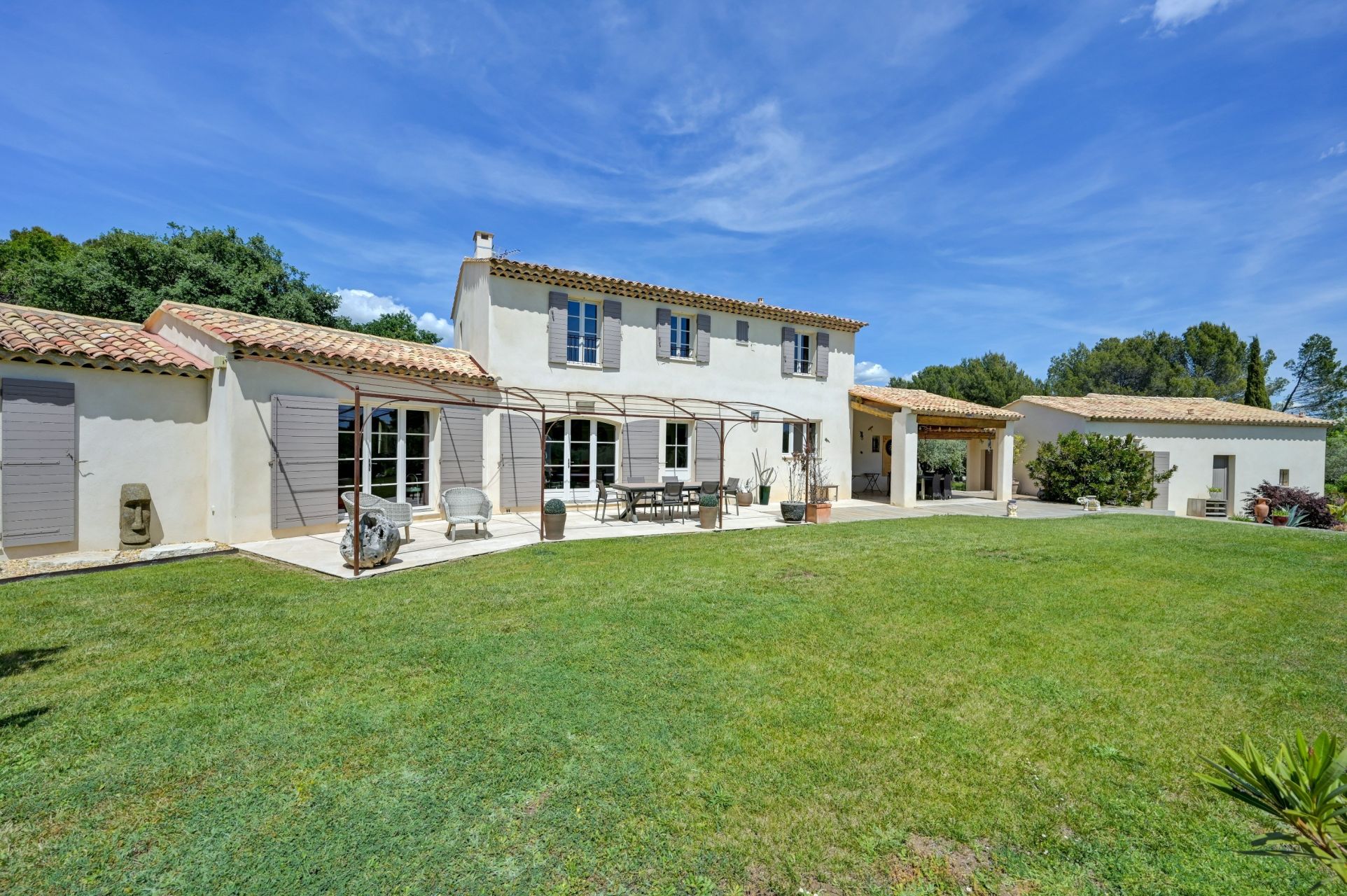 house 8 Rooms for sale on EGUILLES (13510)