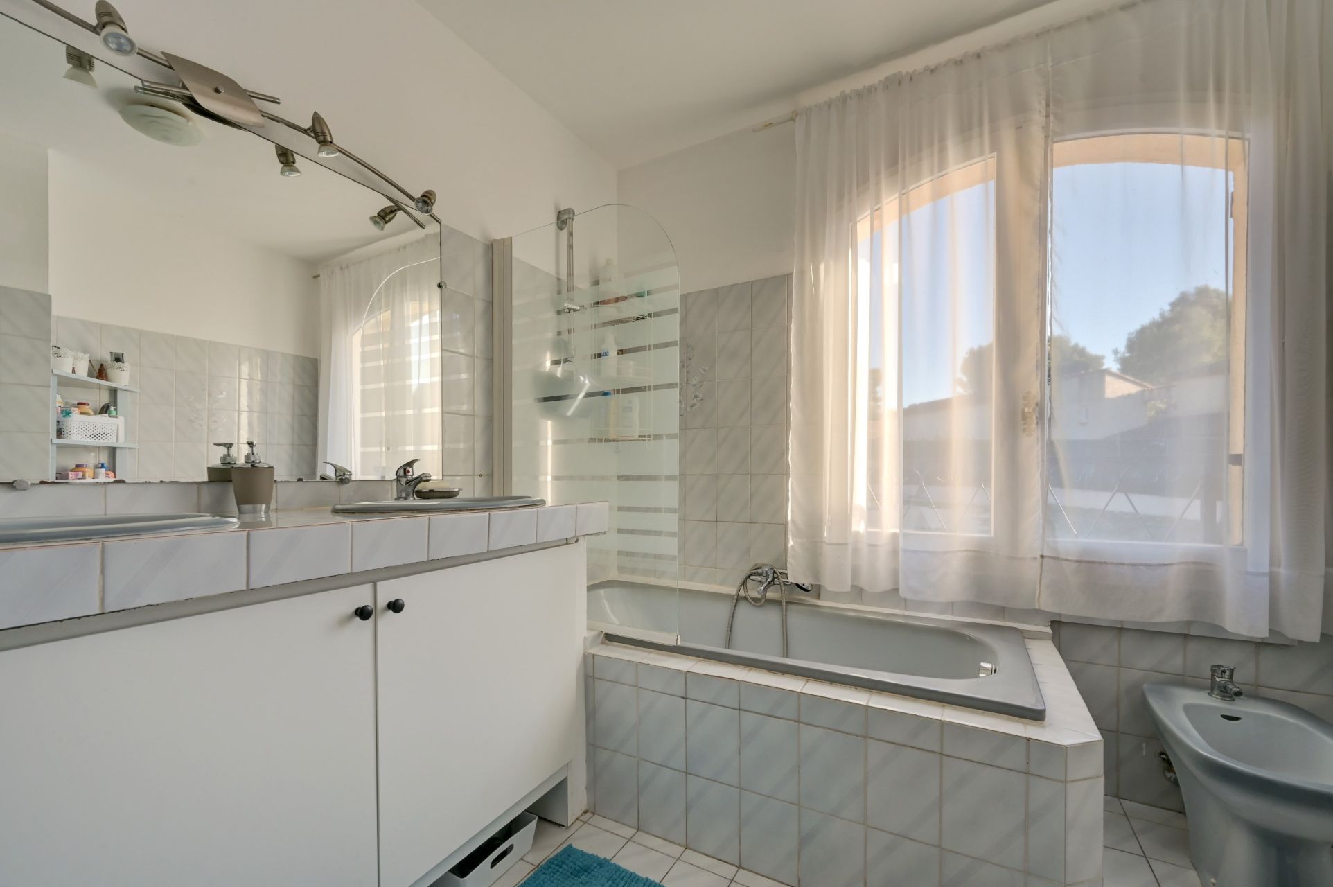 house 8 Rooms for sale on EGUILLES (13510)
