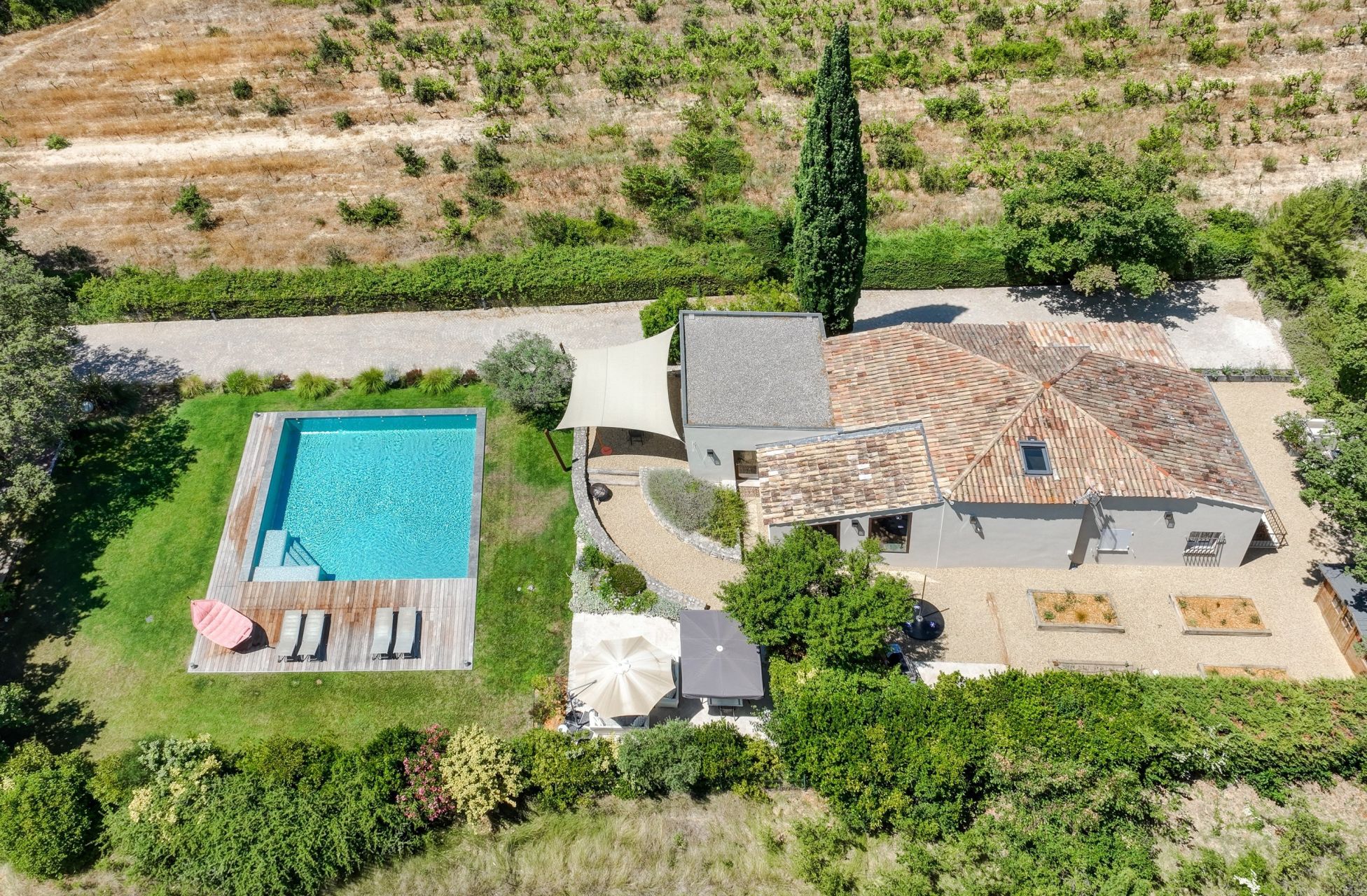 house 6 Rooms for sale on EGUILLES (13510)