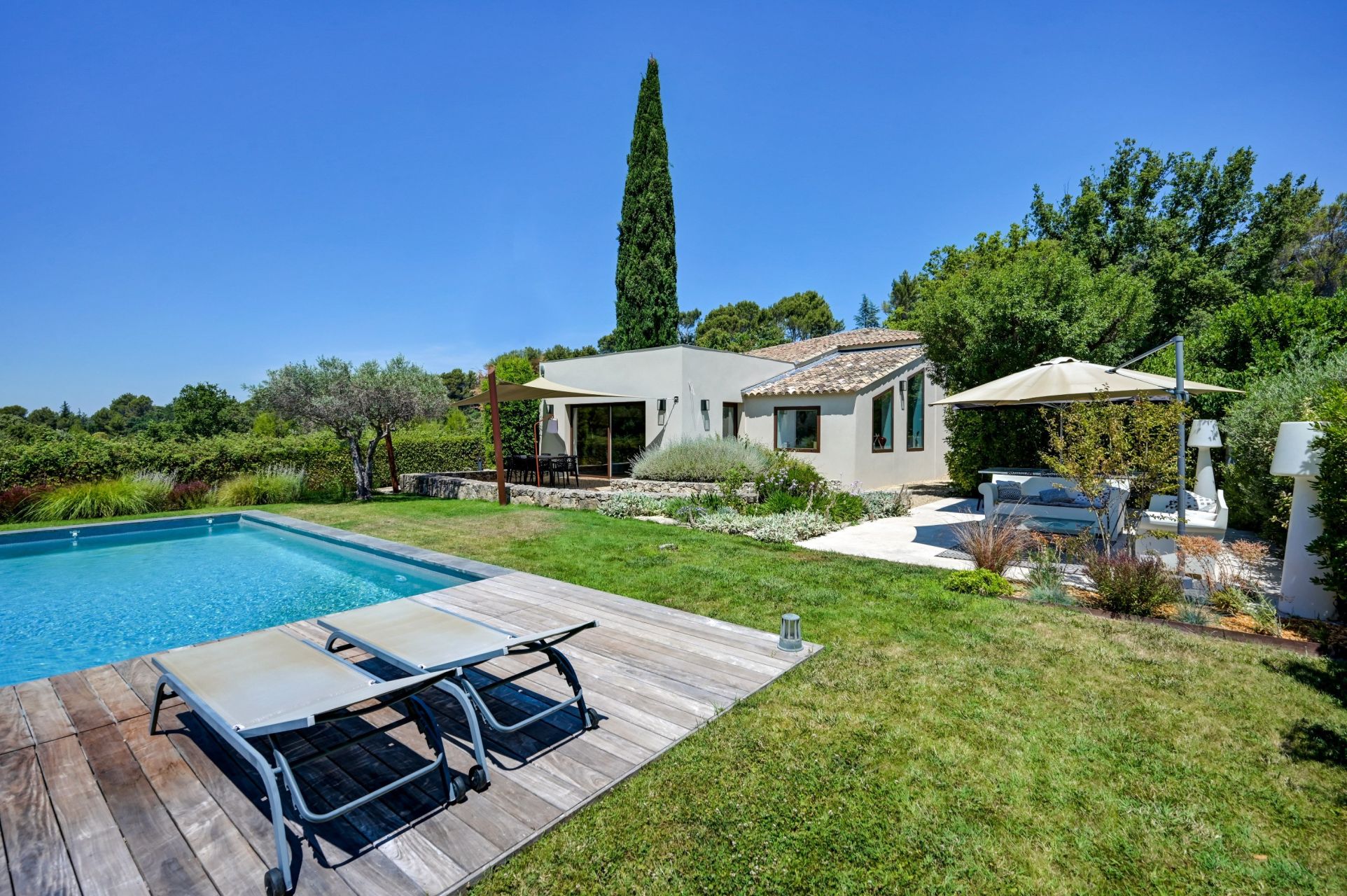 house 6 Rooms for sale on EGUILLES (13510)