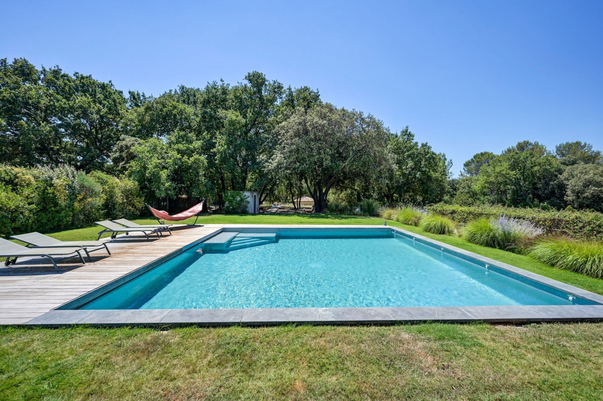 house 6 Rooms for sale on EGUILLES (13510)
