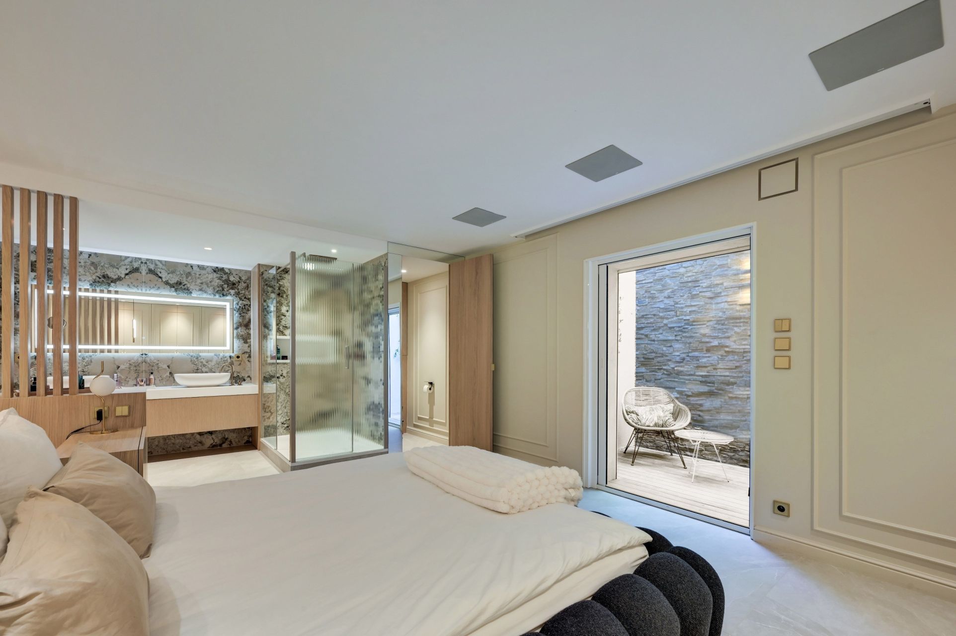house 6 Rooms for sale on EGUILLES (13510)