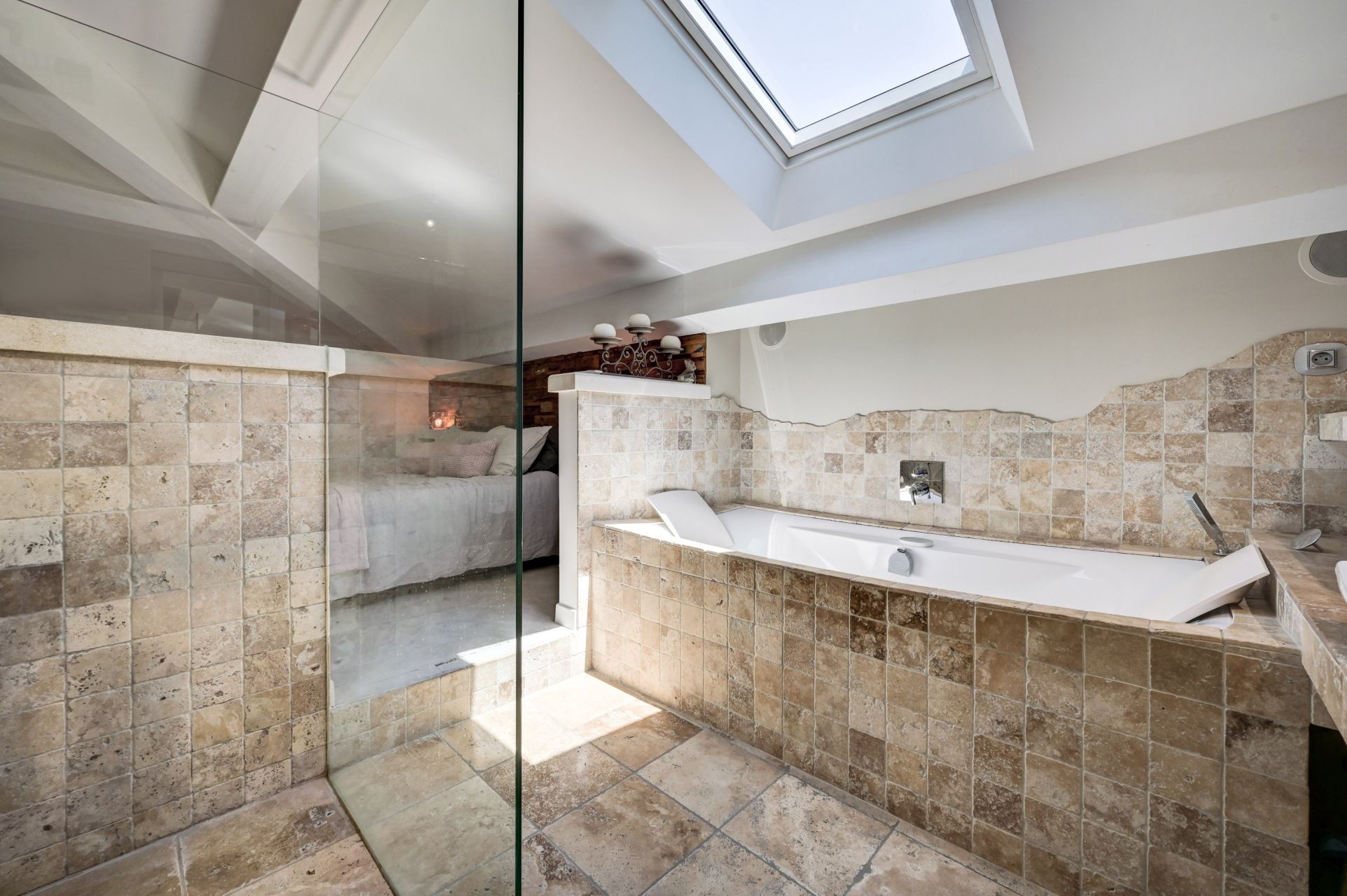 house 6 Rooms for sale on EGUILLES (13510)