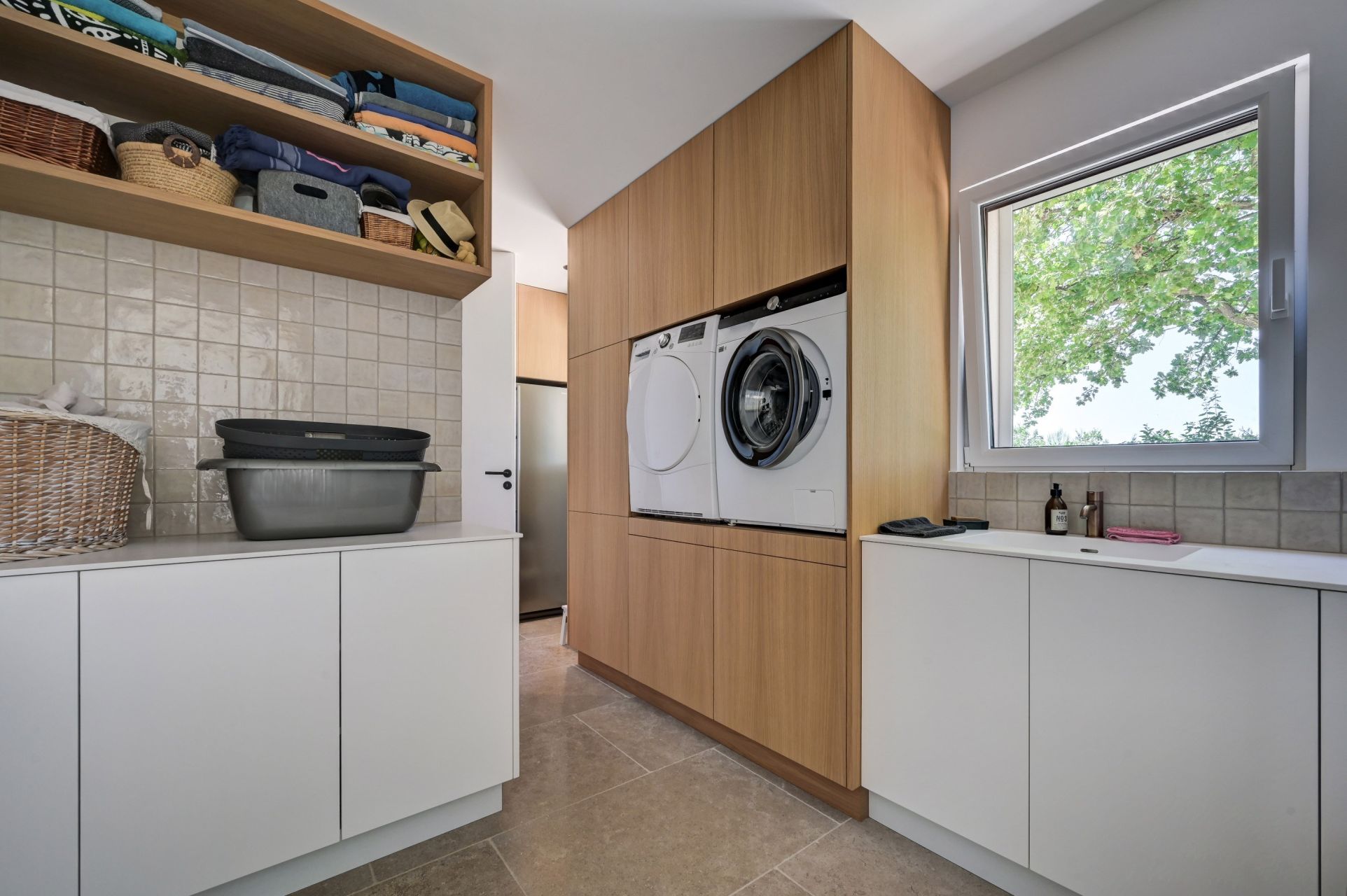 house 6 Rooms for sale on EGUILLES (13510)