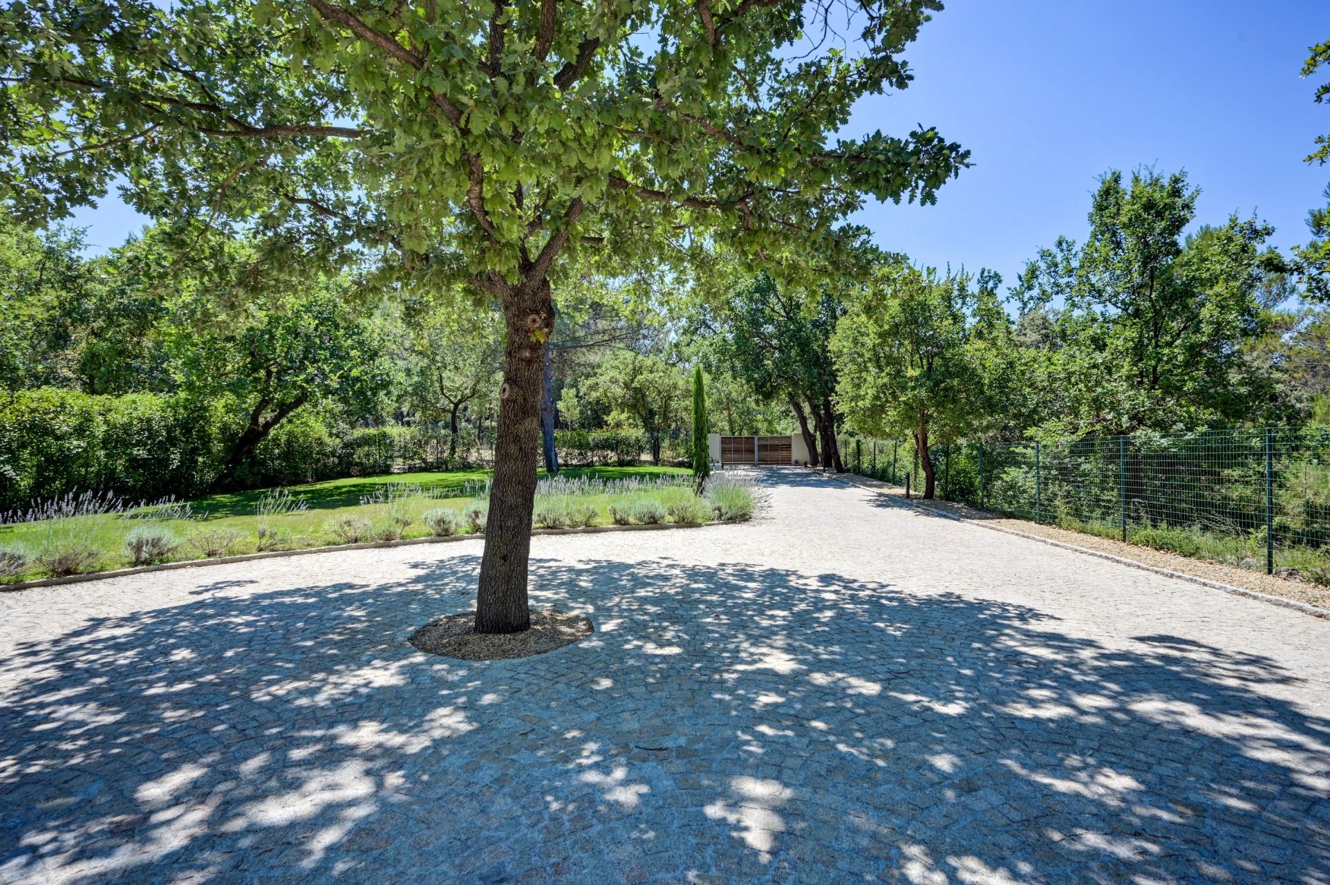 house 6 Rooms for sale on EGUILLES (13510)