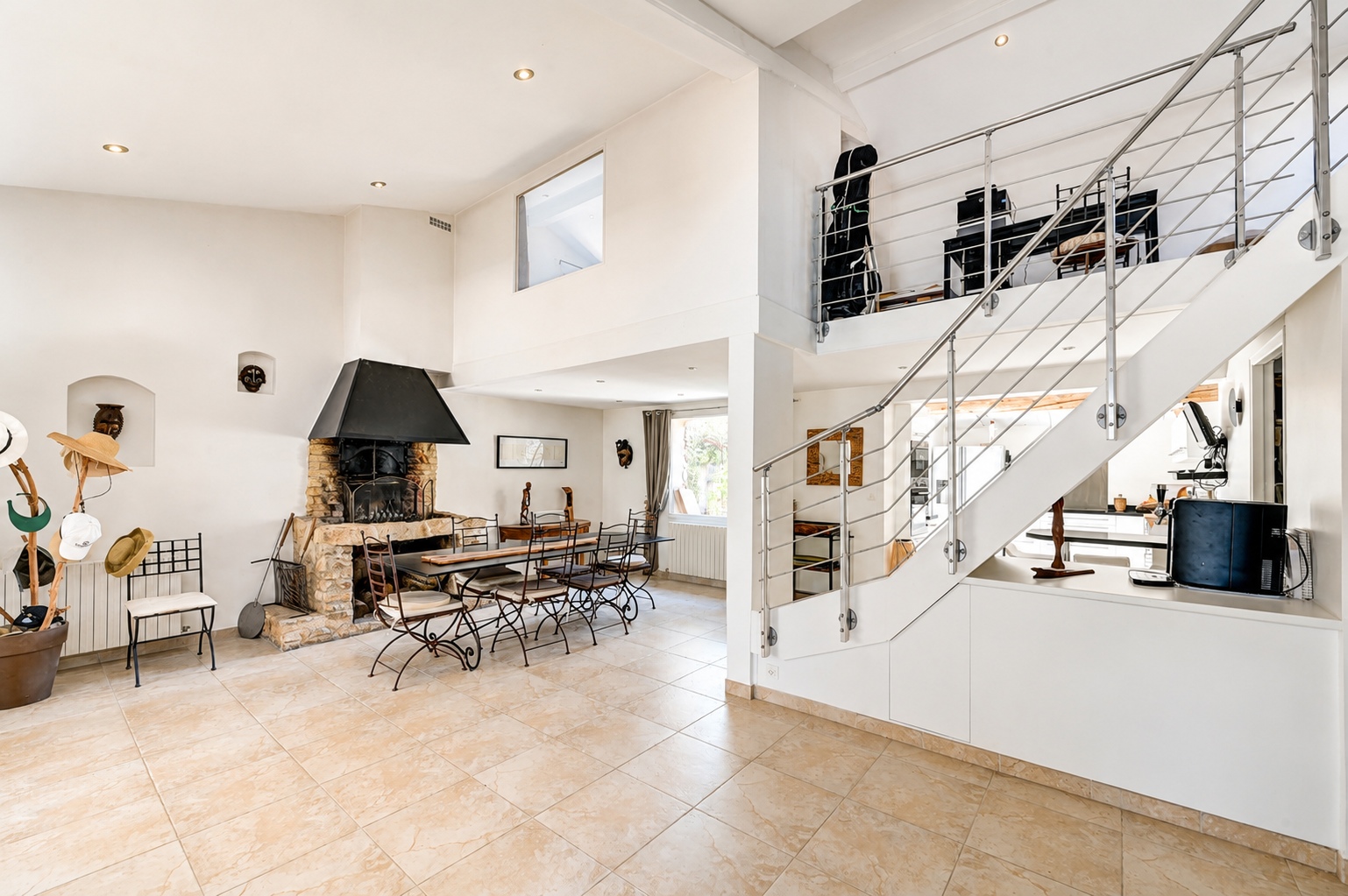 house 8 Rooms for sale on LAURIS (84360)
