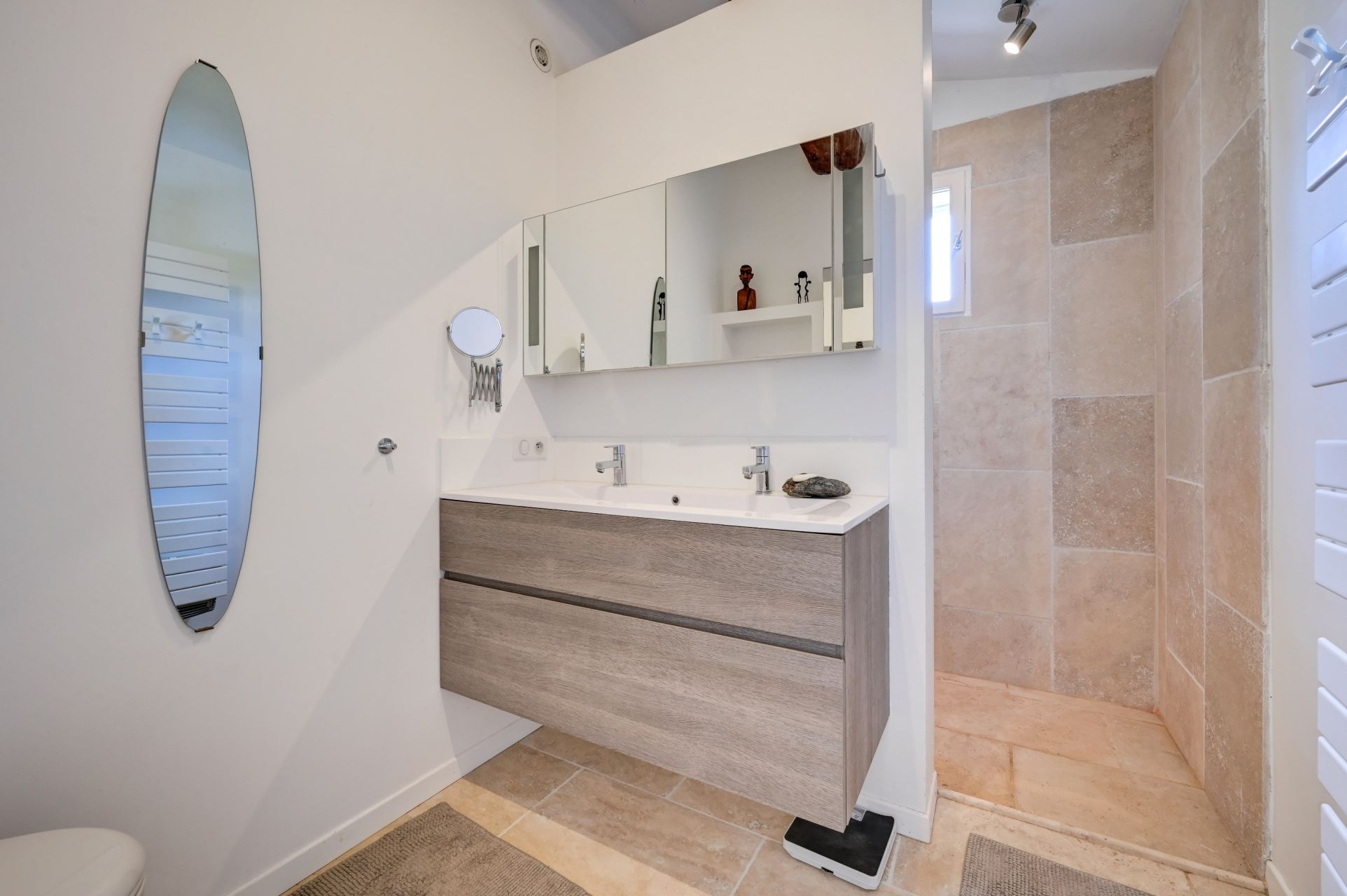 house 8 Rooms for sale on LAURIS (84360)