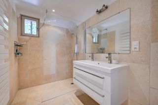 house 8 Rooms for sale on LAURIS (84360)