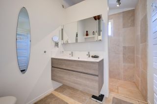 house 8 Rooms for sale on LAURIS (84360)