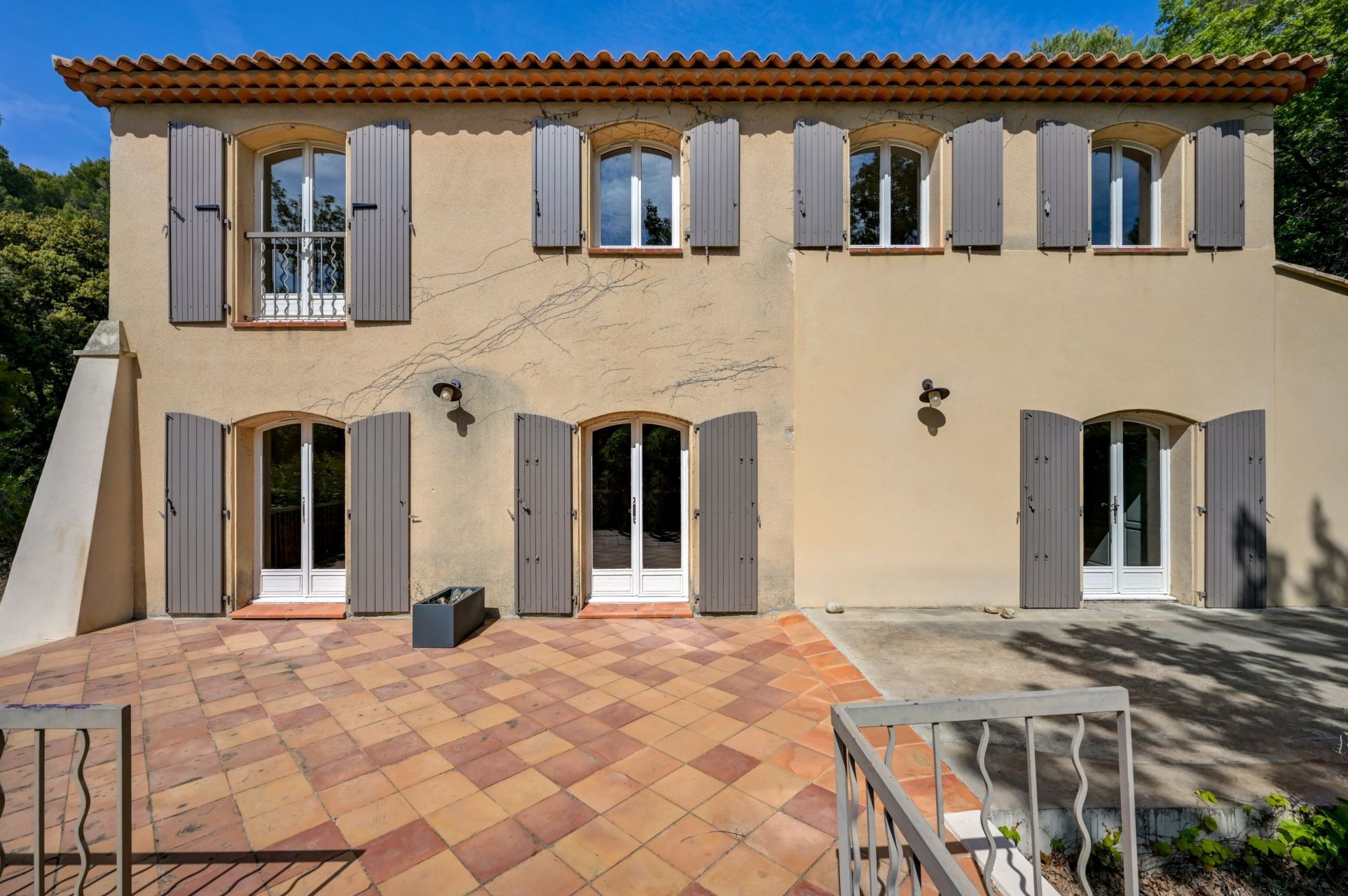 house 6 Rooms for sale on EGUILLES (13510)