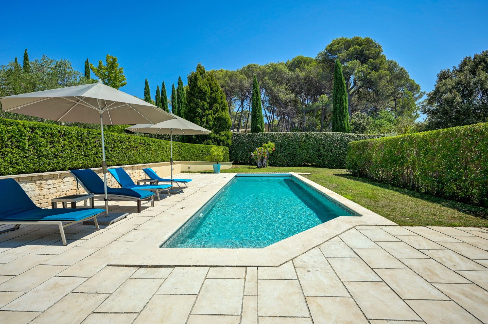 house 5 Rooms for sale on EGUILLES (13510)