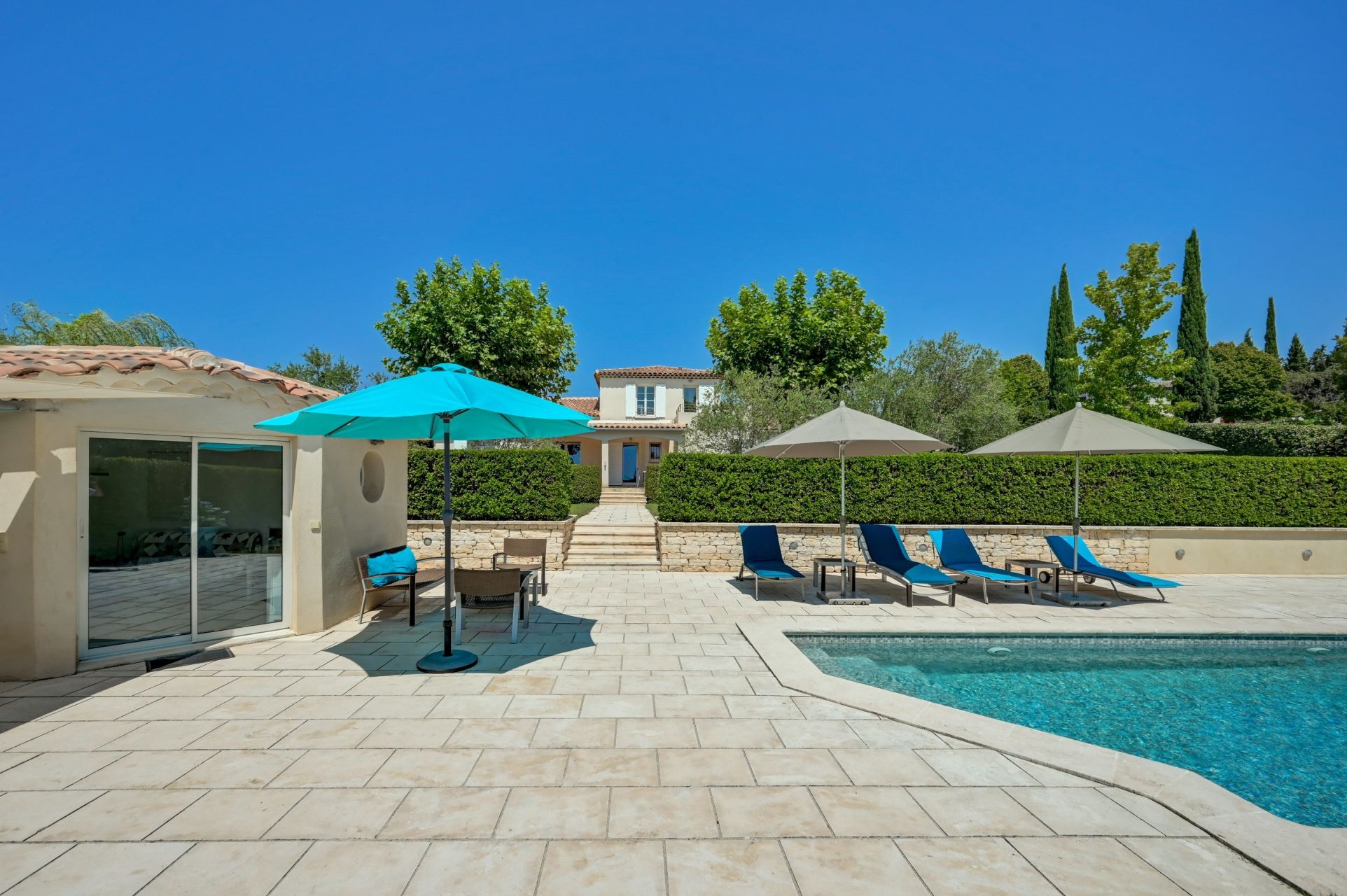 house 5 Rooms for sale on EGUILLES (13510)