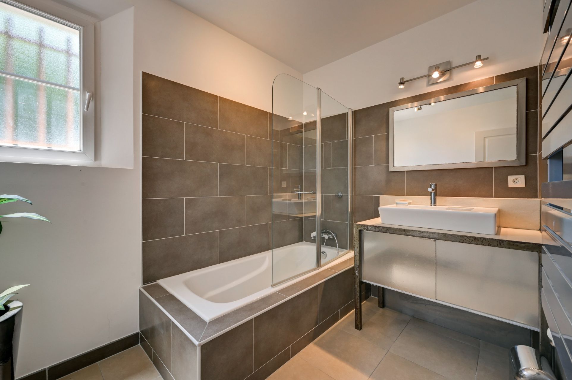 house 5 Rooms for sale on EGUILLES (13510)