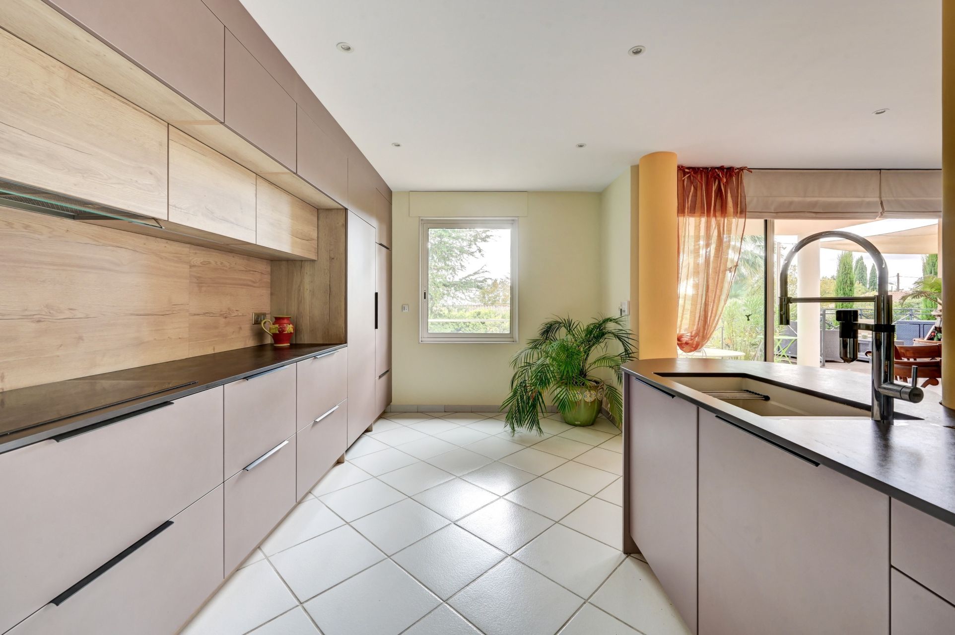 house 6 Rooms for sale on AIX EN PROVENCE (13100)