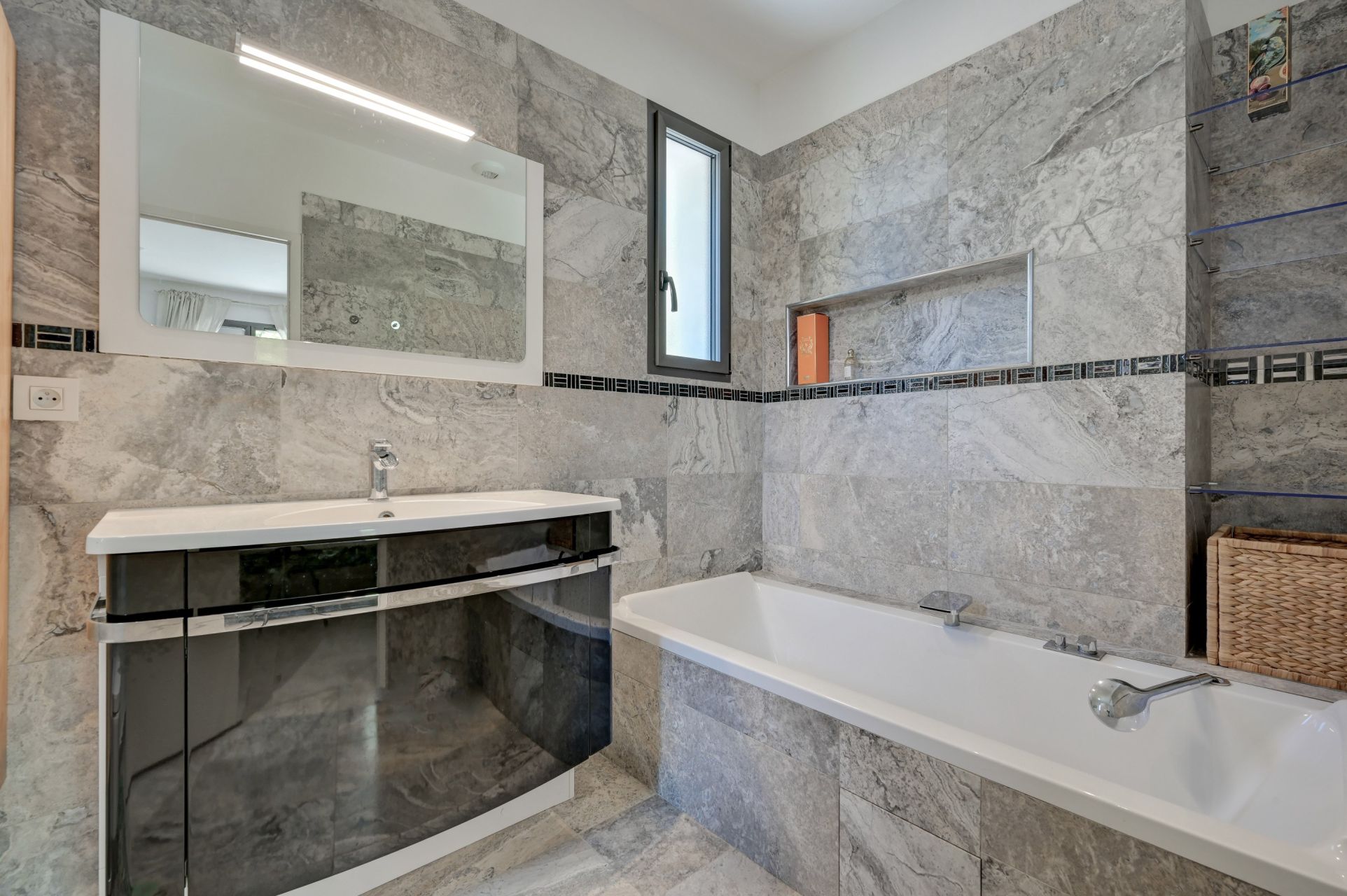 house 8 Rooms for sale on AIX EN PROVENCE (13100)