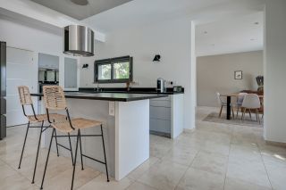 house 8 Rooms for sale on AIX EN PROVENCE (13100)