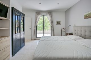 house 8 Rooms for sale on AIX EN PROVENCE (13100)