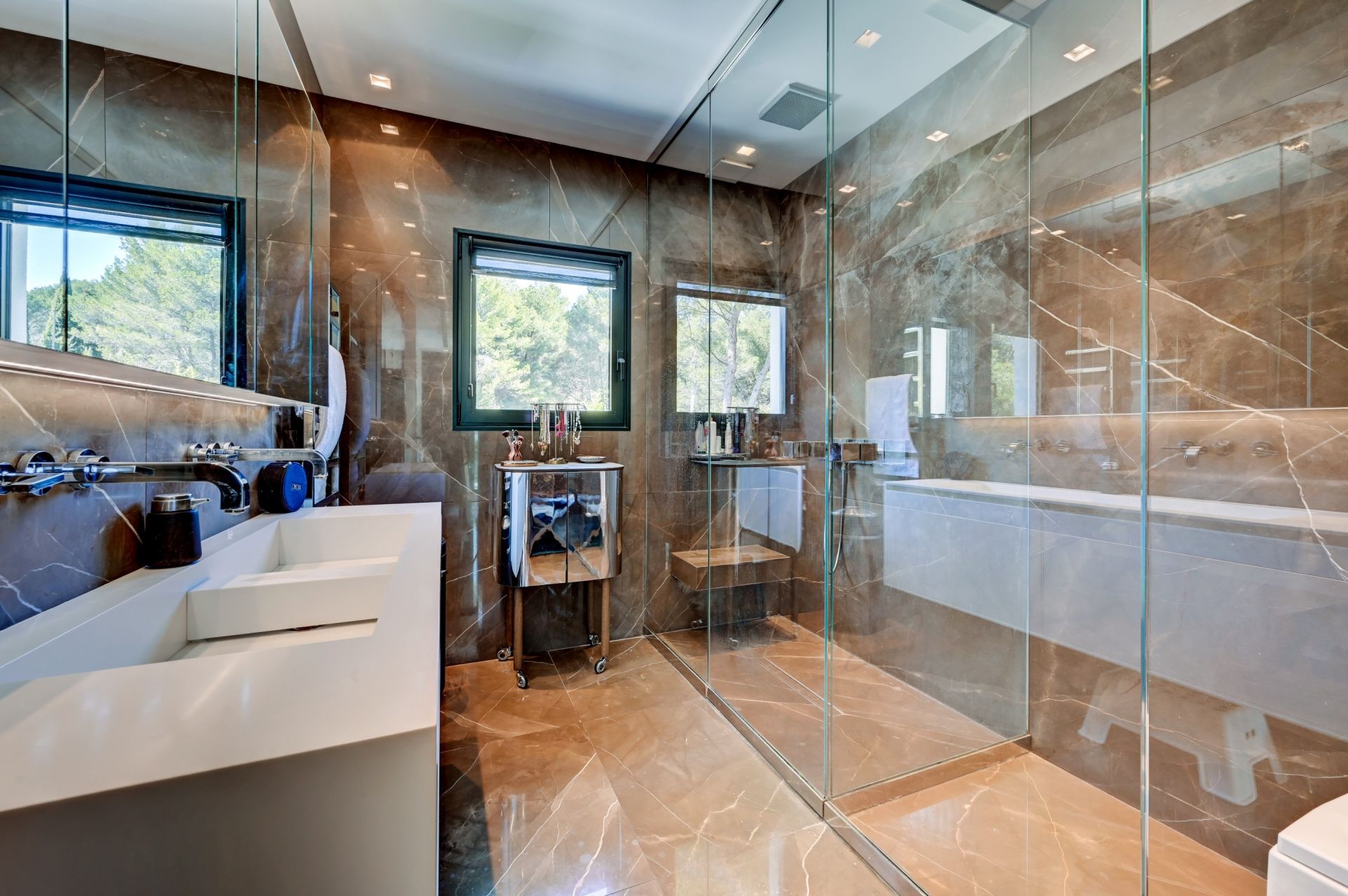 house 6 Rooms for sale on AIX EN PROVENCE (13100)
