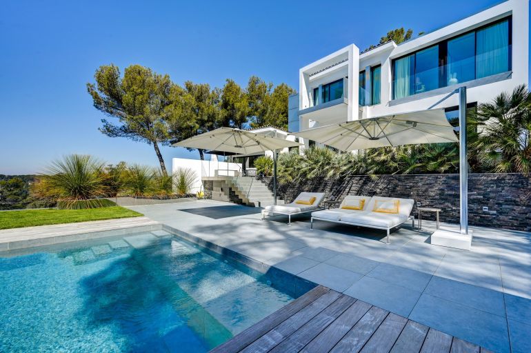 house 6 Rooms for sale on AIX EN PROVENCE (13100)
