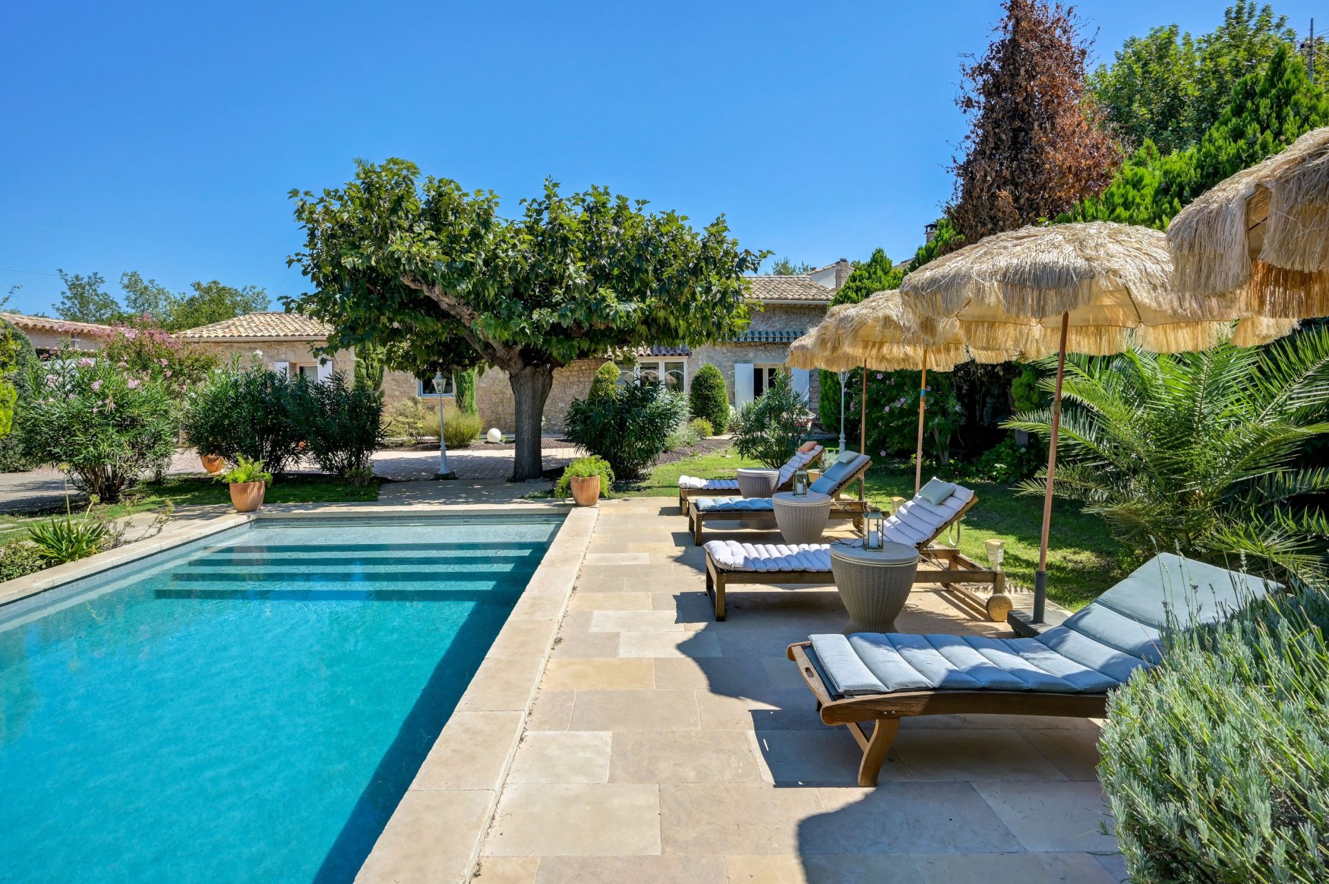 mas 6 Rooms for sale on LA BARBEN (13330)