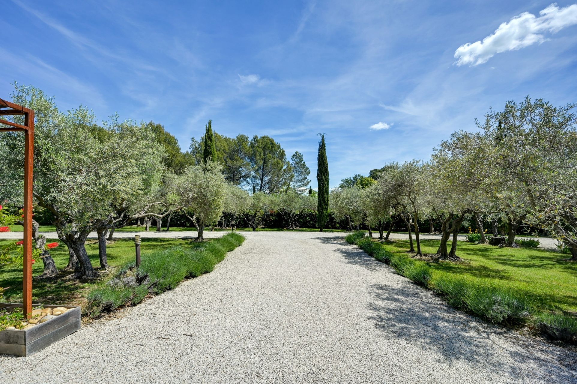 house 8 Rooms for sale on EGUILLES (13510)