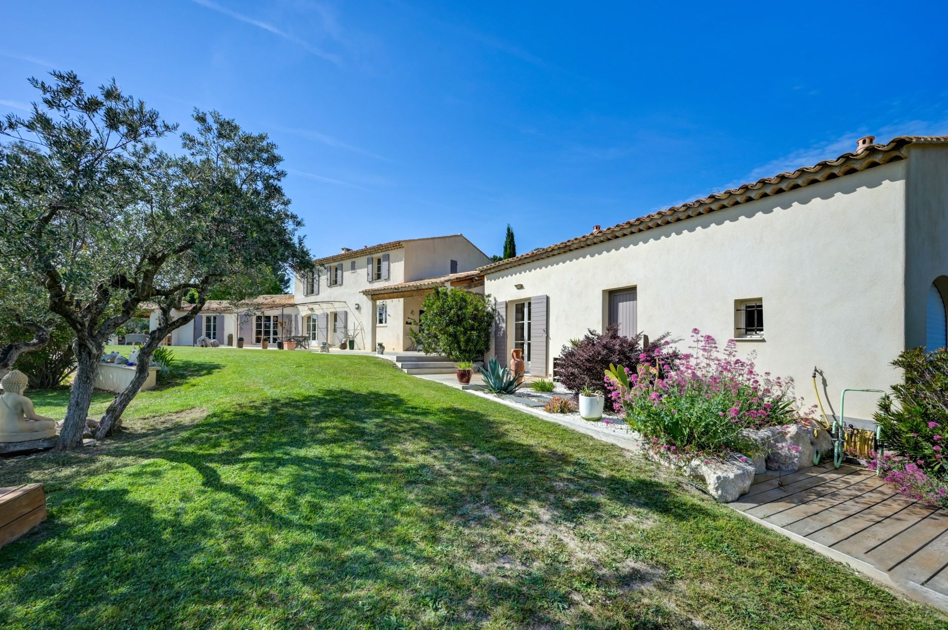 house 8 Rooms for sale on EGUILLES (13510)