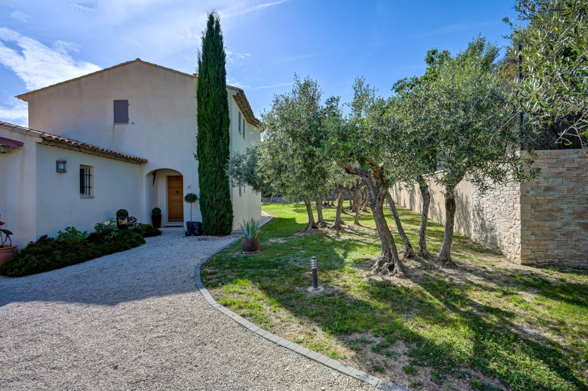 house 8 Rooms for sale on EGUILLES (13510)