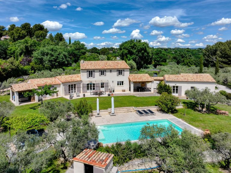 house 8 Rooms for sale on EGUILLES (13510)