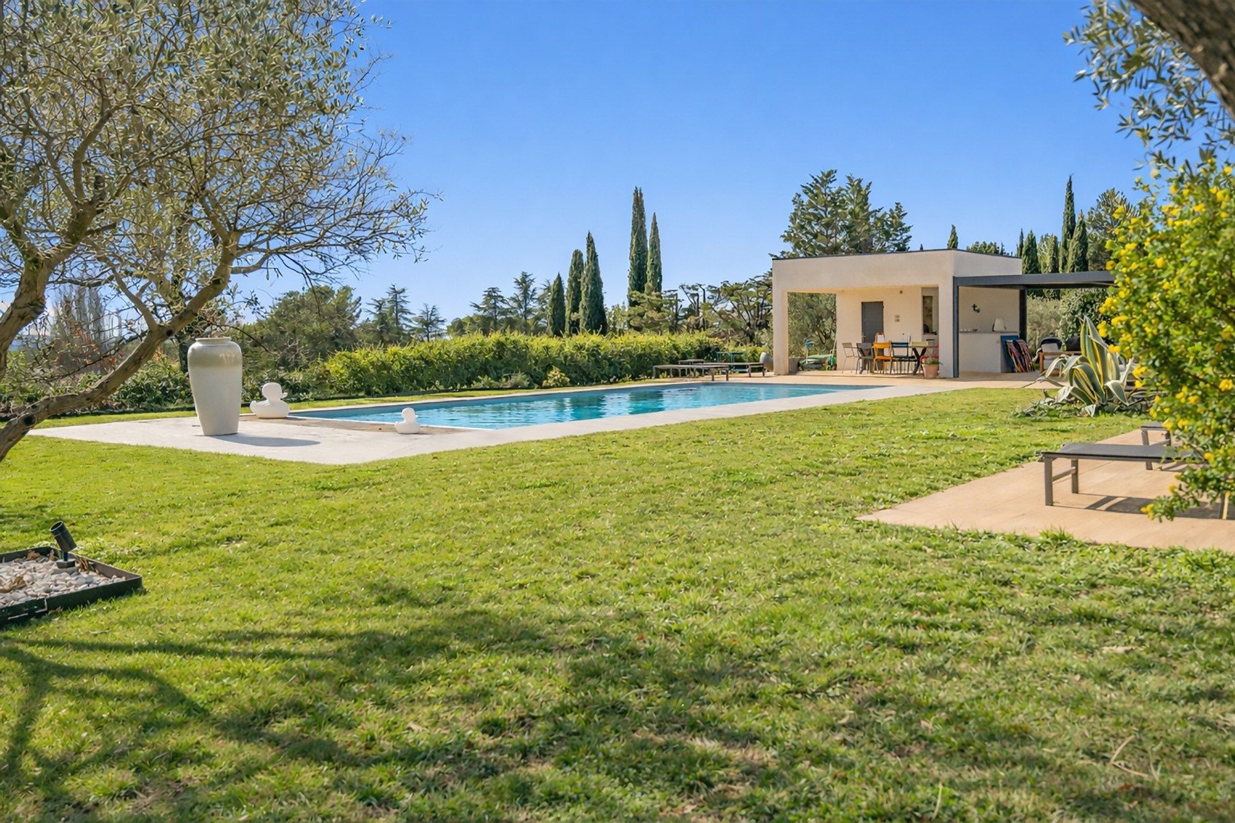 house 10 Rooms for sale on AIX EN PROVENCE (13100)