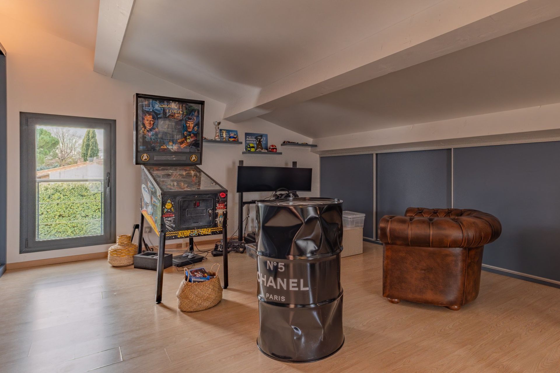 house 10 Rooms for sale on AIX EN PROVENCE (13100)