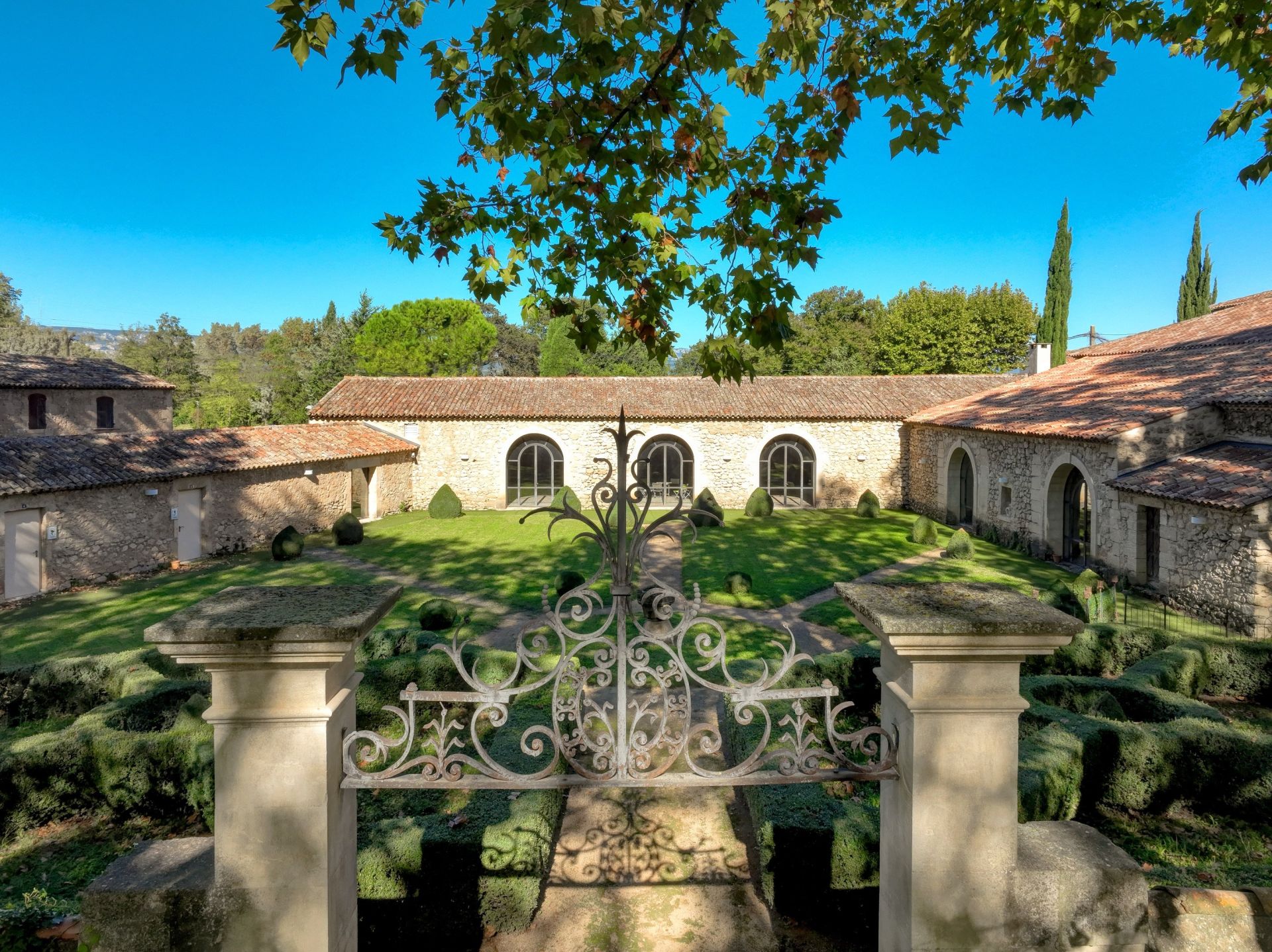 house 10 Rooms for sale on AIX EN PROVENCE (13100)