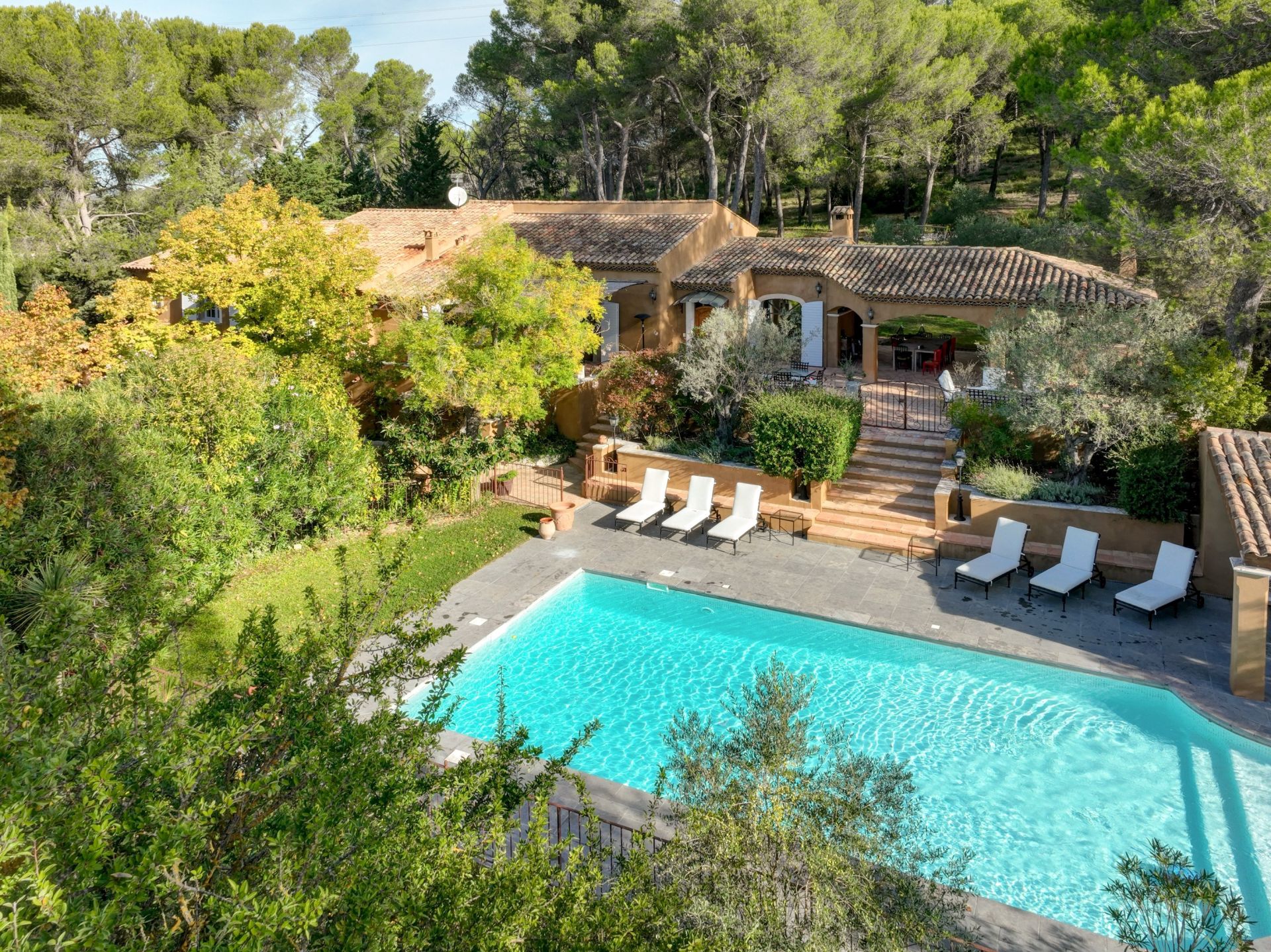house 8 Rooms for sale on AIX EN PROVENCE (13100)