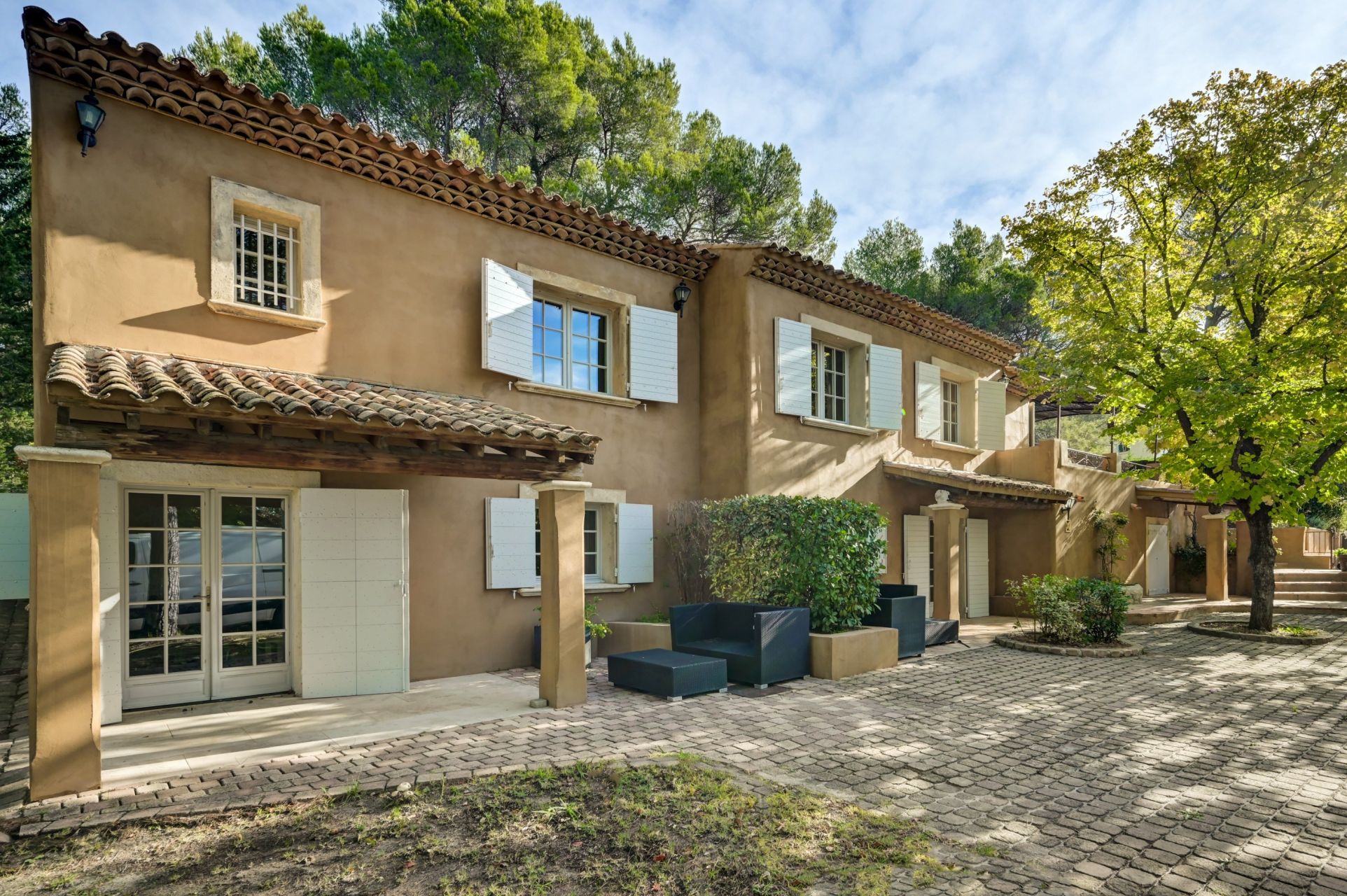 house 8 Rooms for sale on AIX EN PROVENCE (13100)