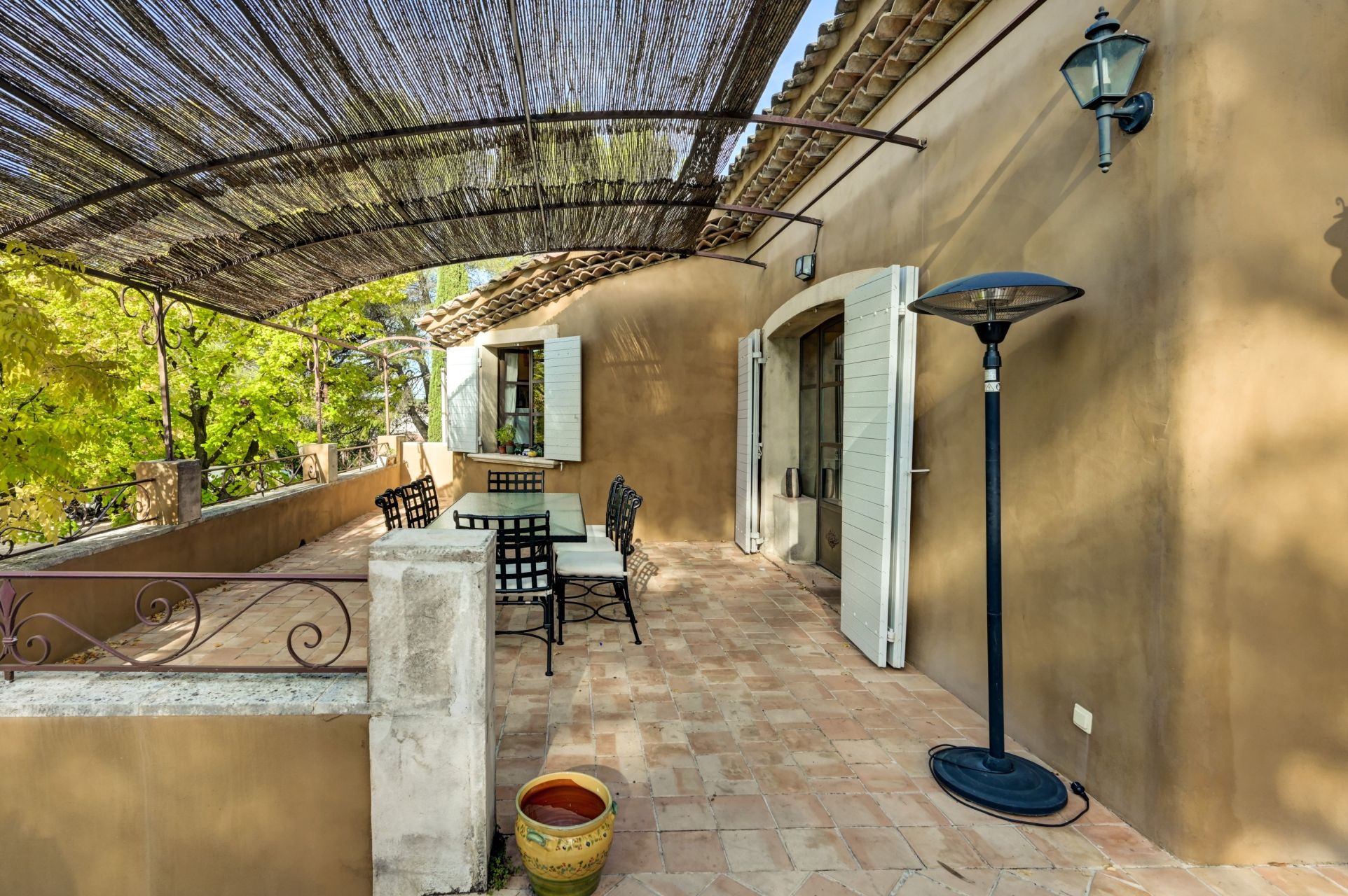 house 8 Rooms for sale on AIX EN PROVENCE (13100)