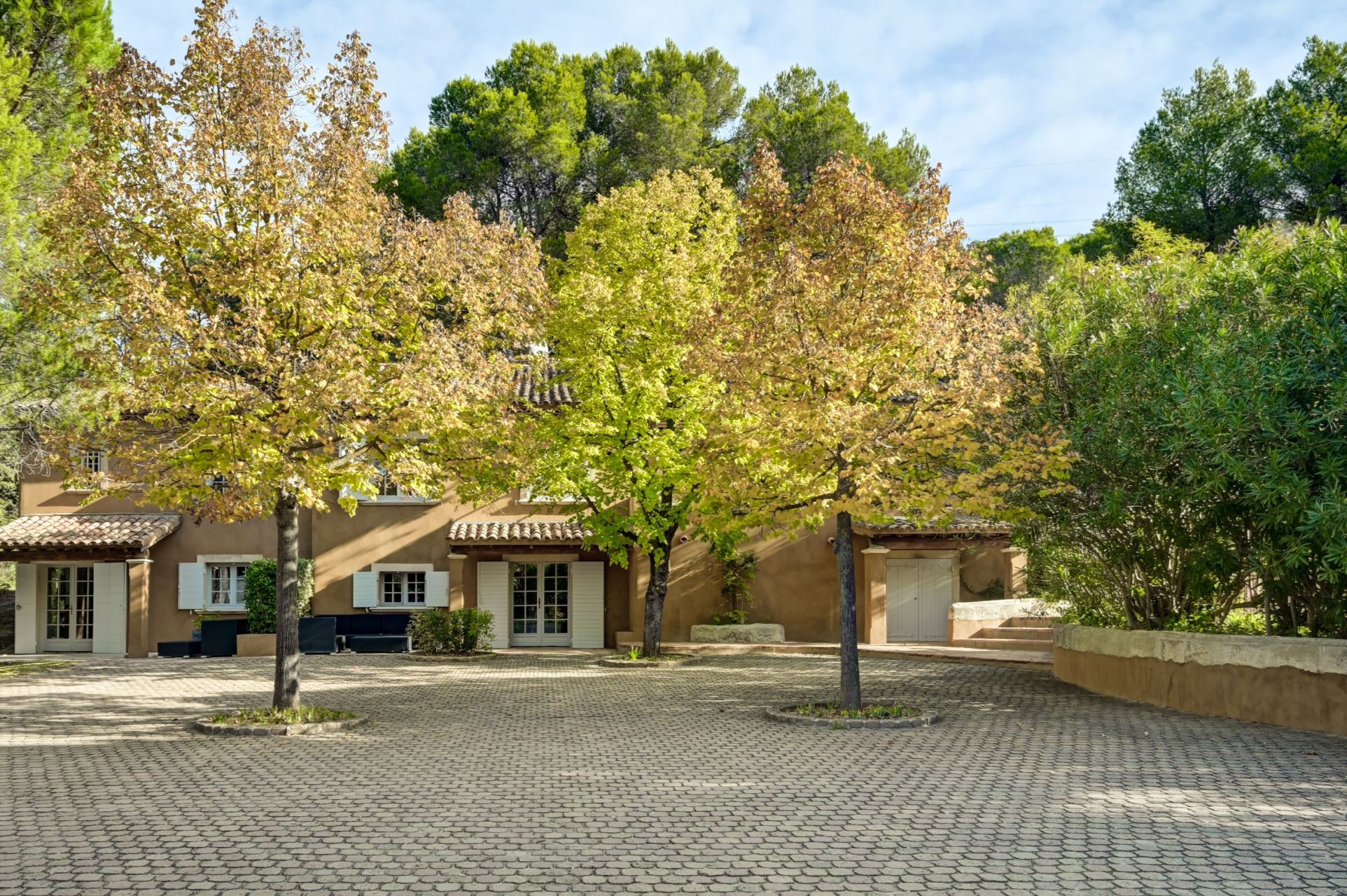 house 8 Rooms for sale on AIX EN PROVENCE (13100)