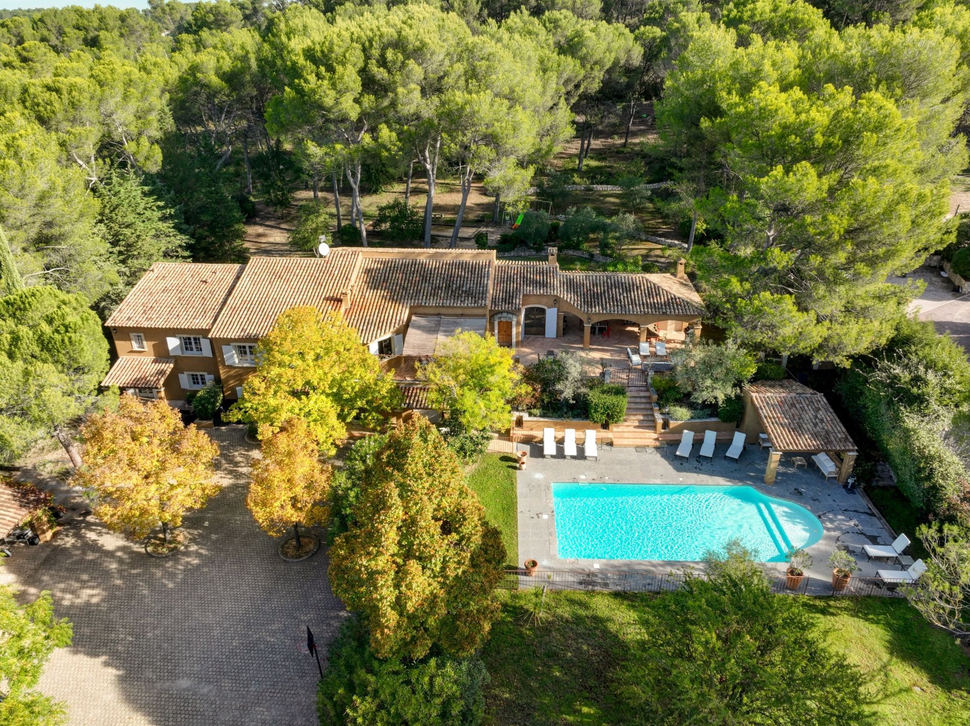 house 8 Rooms for sale on AIX EN PROVENCE (13100)