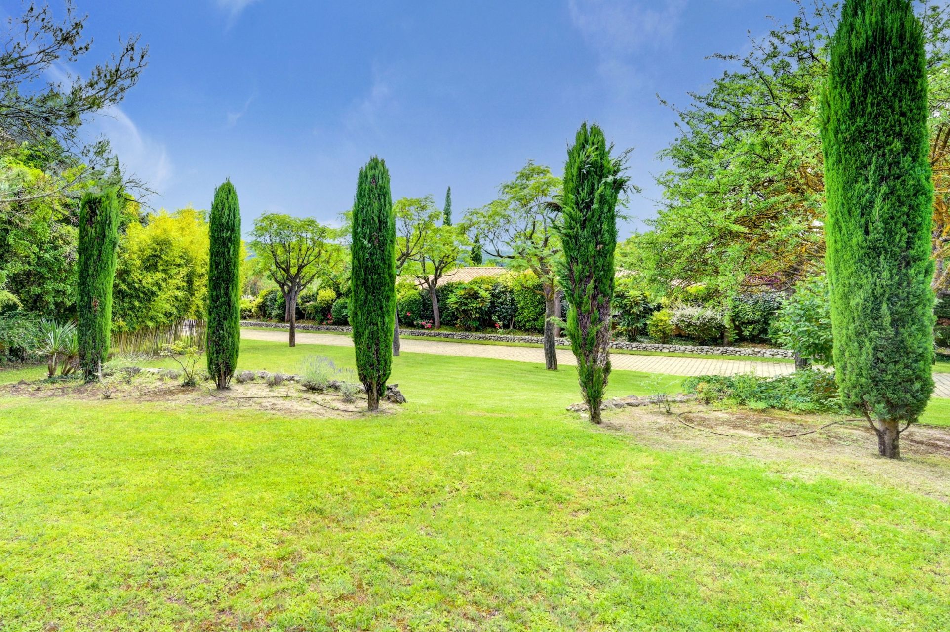 house 8 Rooms for sale on AIX EN PROVENCE (13100)